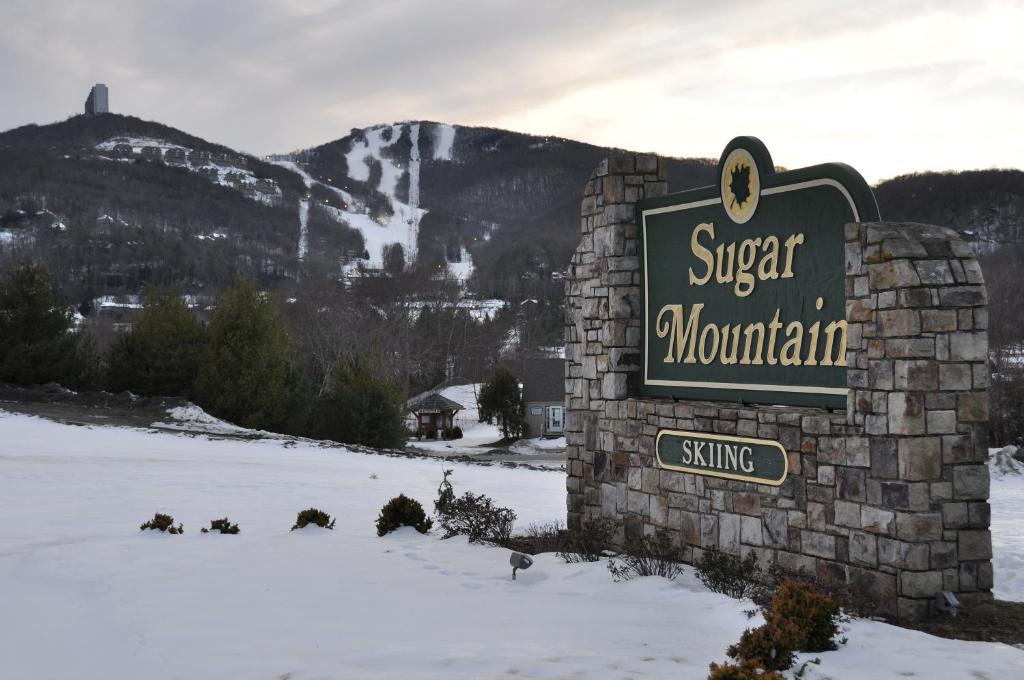 un cartello per una località di montagna sulla neve di Handsome 2BR Condo with Gorgeous Views in Sugar Mountain! condo a Sugar Mountain