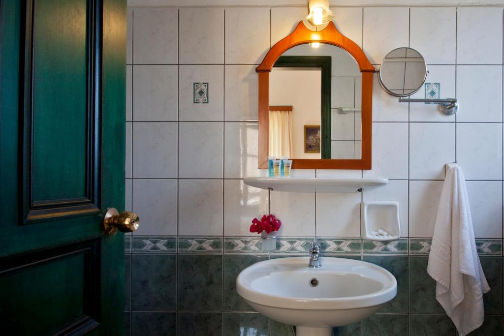 Koupelna v ubytování Apollon Hotel