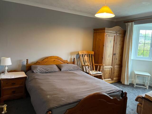 Tadworth的住宿－Hudsons，一间卧室配有一张床、一个梳妆台和一扇窗户。