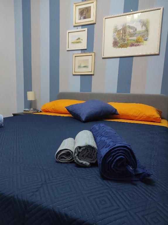 1 dormitorio con 1 cama con 2 toallas en Marolù Casa Vacanze en Vietri
