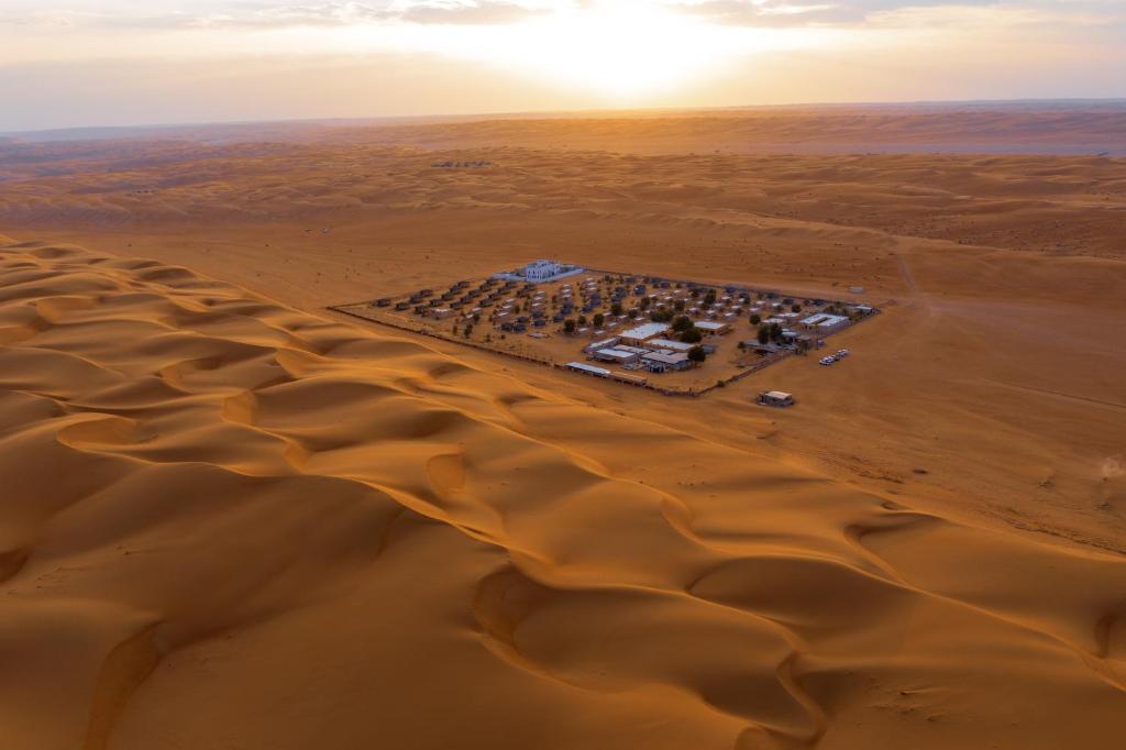 uma vista aérea de um campo no deserto em Arabian Oryx Camp em Shāhiq