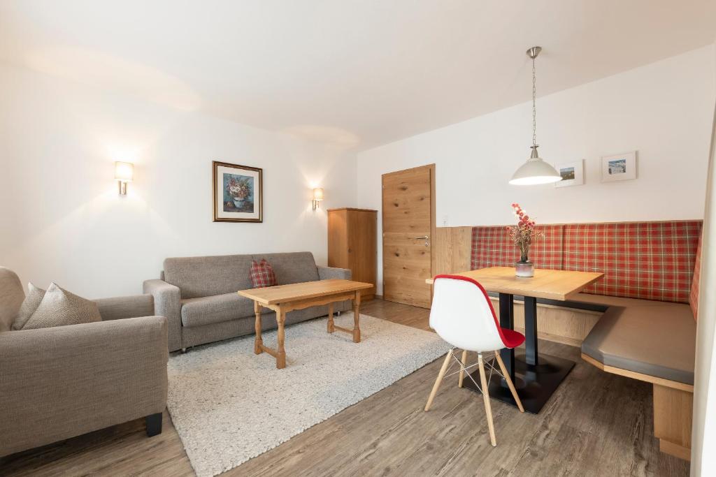 ein Wohnzimmer mit einem Sofa und einem Tisch in der Unterkunft Ferienwohnung Haus Zyka in Neustift im Stubaital