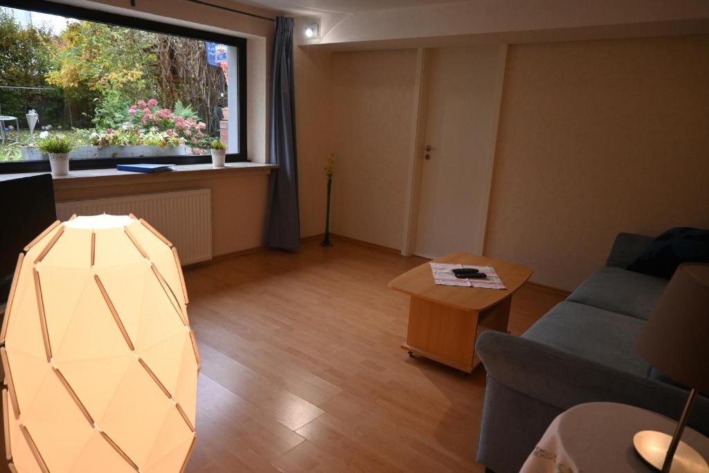 uma sala de estar com um sofá e uma mesa em 2 Zi-Appartment mit Gartennutzung em Brühl