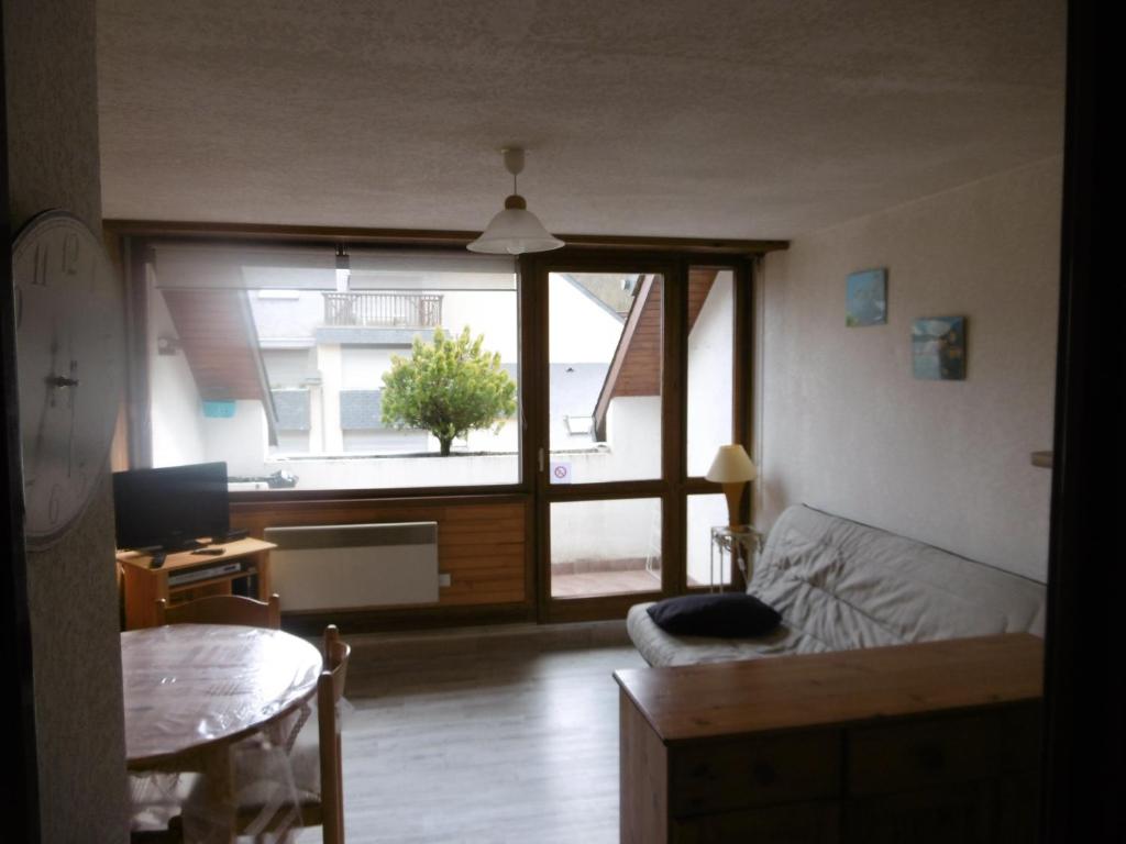 Habitación con cama, escritorio y ventana. en Studio 4/5 personnes 2 étoiles, en Saint-Lary-Soulan
