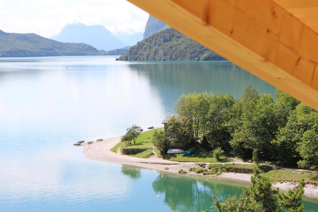 Appartamento sul Lago di Molveno في مولفينو: جزيرة في وسط البحيرة
