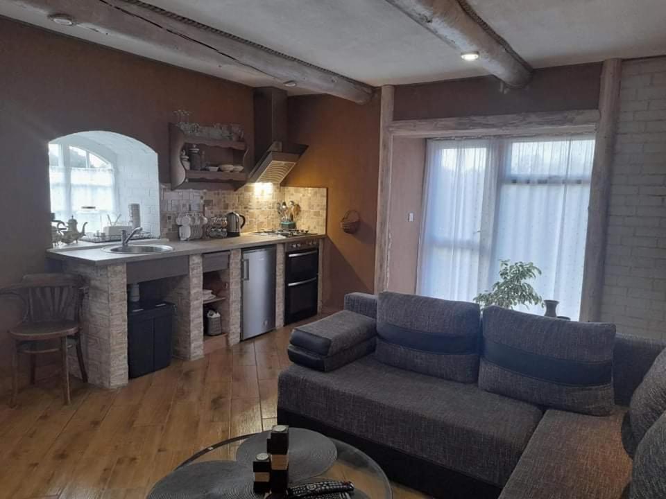 sala de estar con sofá y cocina en Molynė, en Kaulakiai