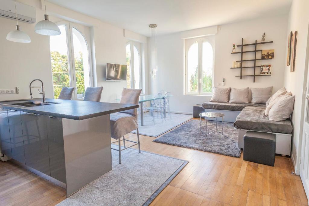 uma cozinha e sala de estar com um sofá e uma mesa em CLOSE CROISETTE-MODERN-A/C-CONGRESS-BEACHES em Cannes