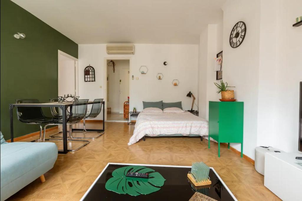 une chambre avec un lit et une table dans une pièce dans l'établissement 1 Apt 3 Cocooning, 54m2, Centre, à Valenciennes