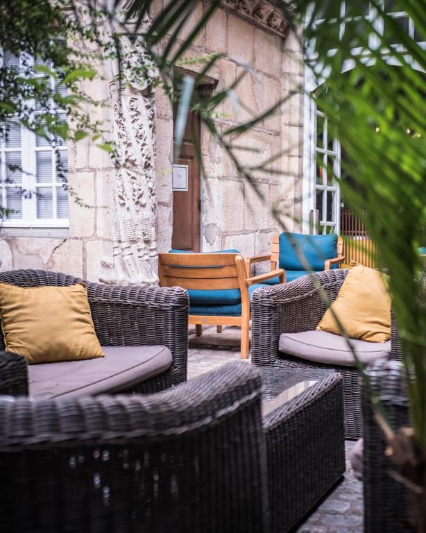 Posezení v ubytování Maison Philippe Le Bon Hôtel, Restaurant & Bar le 19