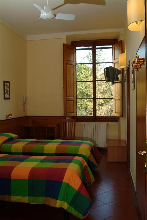 Postel nebo postele na pokoji v ubytování Foresteria Valdese di Firenze