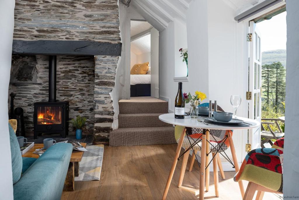Posezení v ubytování Cozy Log Burner Cottage & On-Site Dog Field