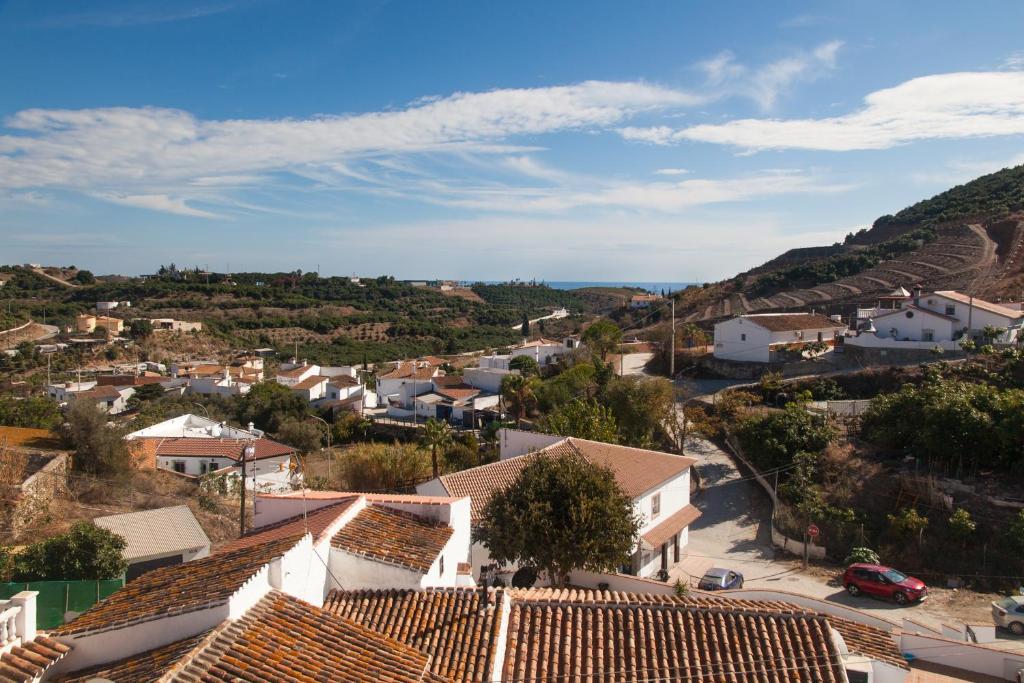 ベナハラフェにあるApartamentos Rurales Santosの屋根付きの小さな村の景色