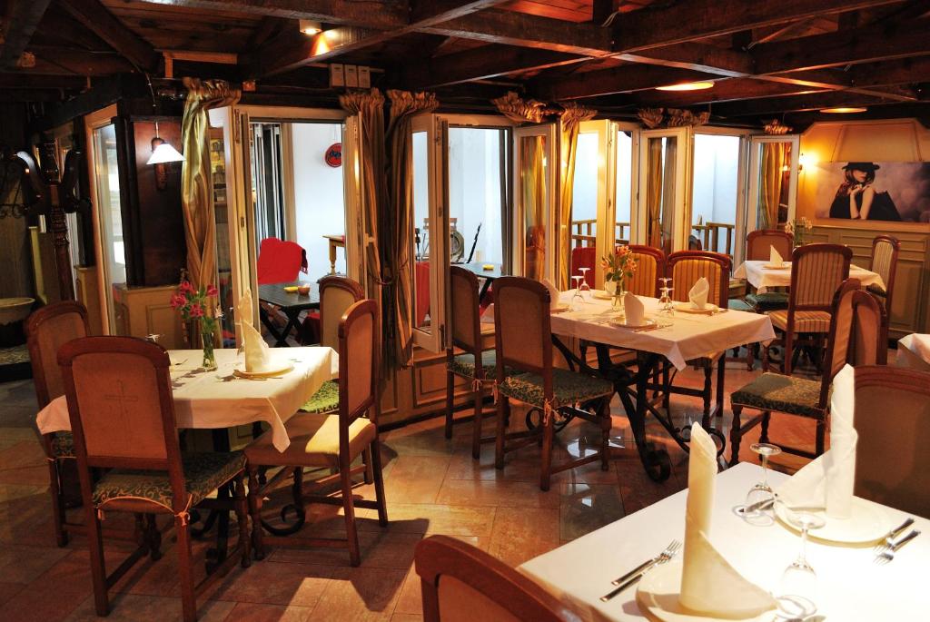 Um restaurante ou outro lugar para comer em Hotel LONDON