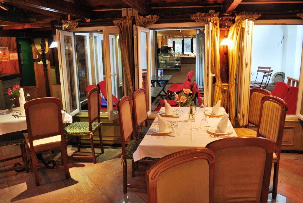 Um restaurante ou outro lugar para comer em Hotel LONDON