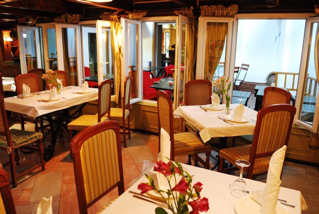Um restaurante ou outro lugar para comer em Hotel LONDON