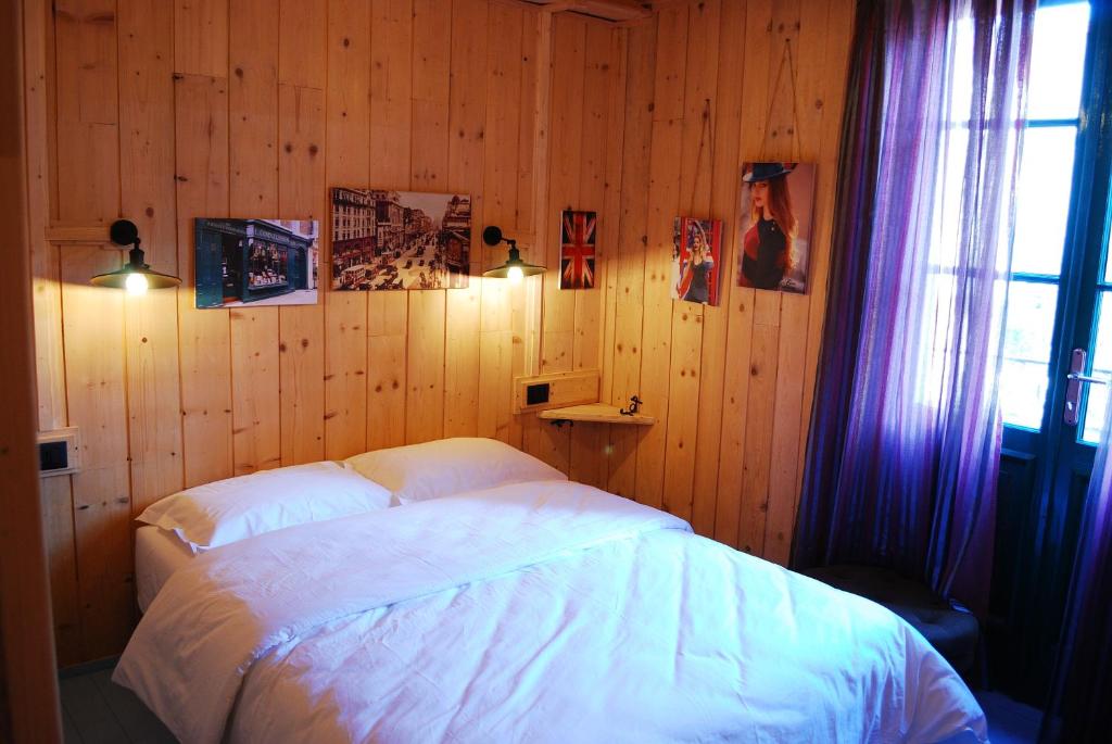 Uma cama ou camas num quarto em Hotel LONDON