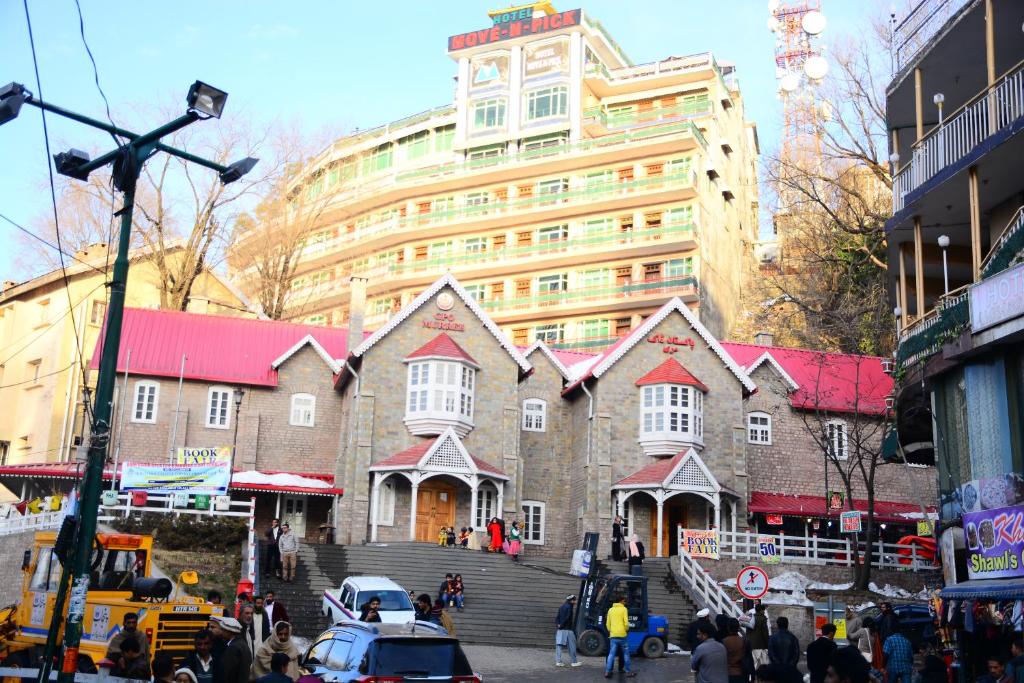 穆里Move-N-Pick Murree的一座大型建筑,人们在城市里四处走动