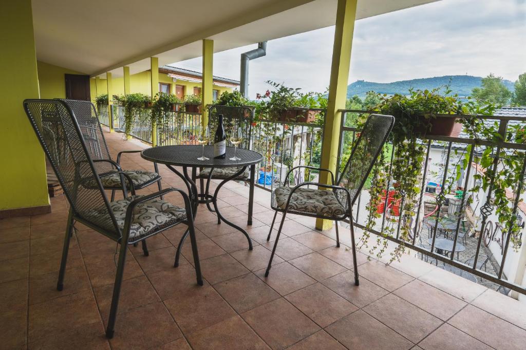 Balkón nebo terasa v ubytování Penzion a vinařství Vyskočil Strachotín