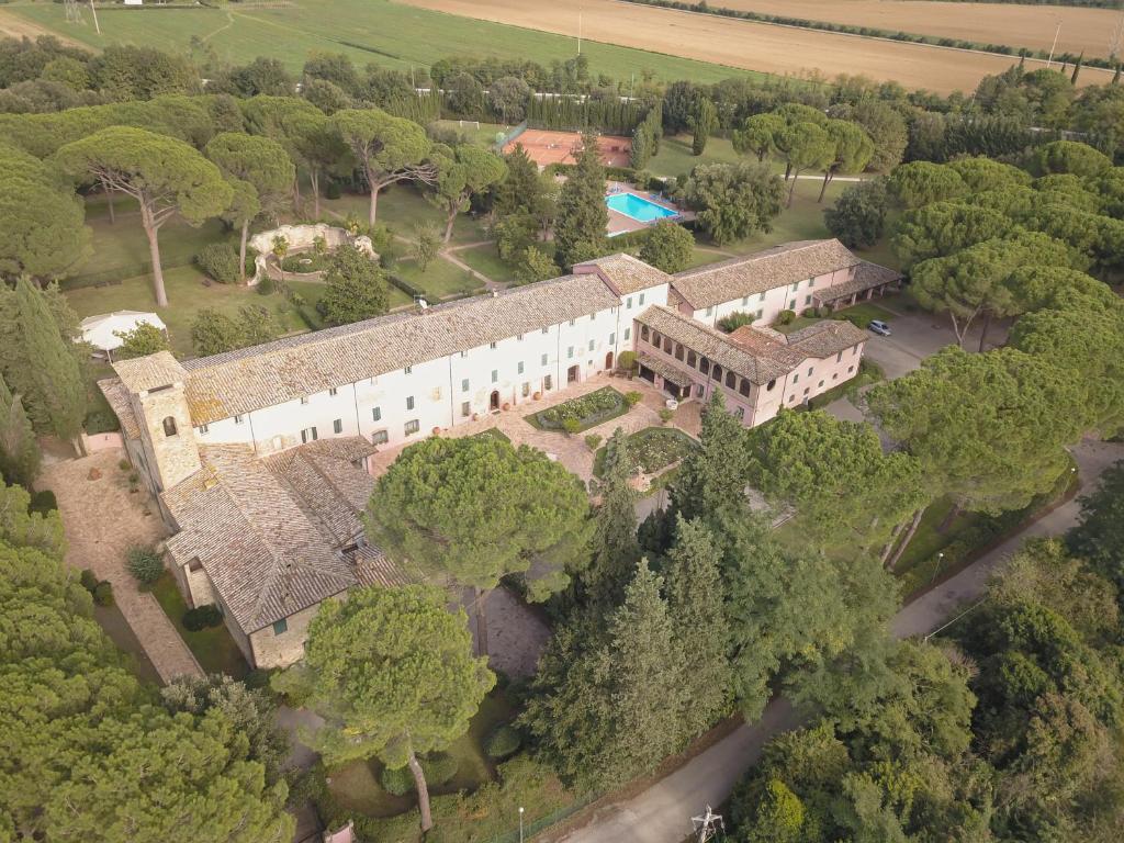 - une vue aérienne sur un vieux bâtiment avec des arbres dans l'établissement Relais San Clemente, à Pérouse