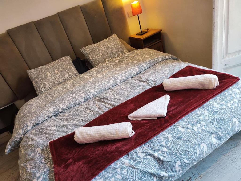 Una cama con toallas y almohadas. en Arta, en Madrid