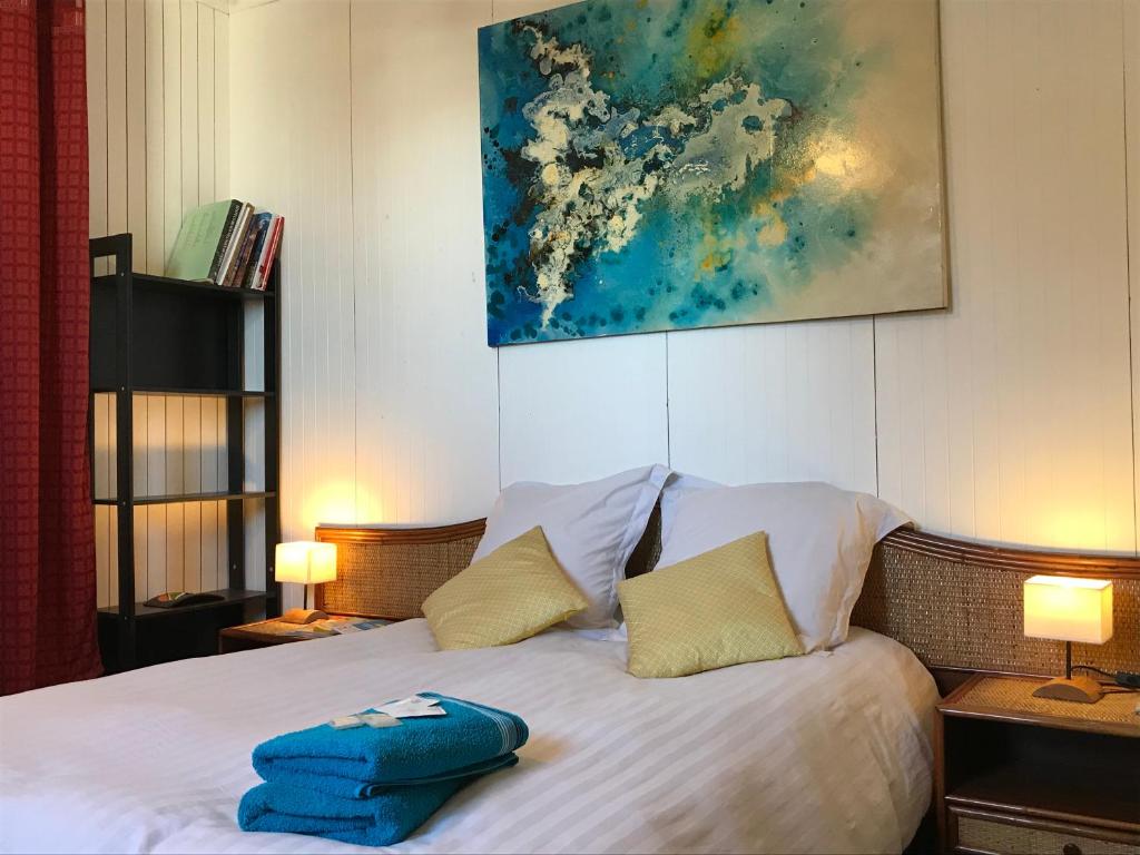 Postel nebo postele na pokoji v ubytování Chambre ou Suite de l'Impasse du Pressoir