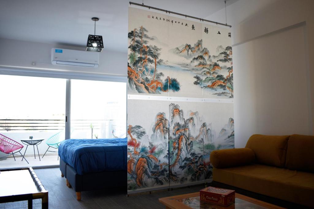 uma sala de estar com uma grande pintura na parede em Apartamento de Ensueño en Palermo Soho em Buenos Aires
