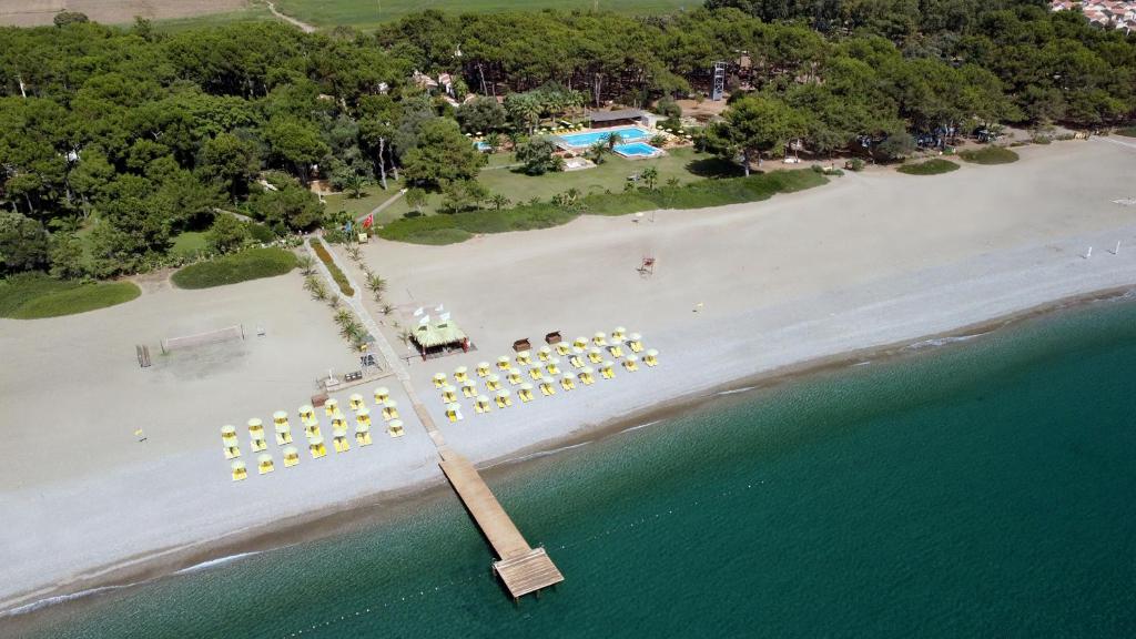 an aerial view of a beach with a group of umbrellas at Denizati Holiday Village in Gumuldur
