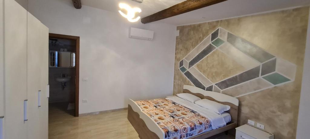 1 dormitorio con cama y pared en Agriturismo Ca Novak Venezia, en Spinea