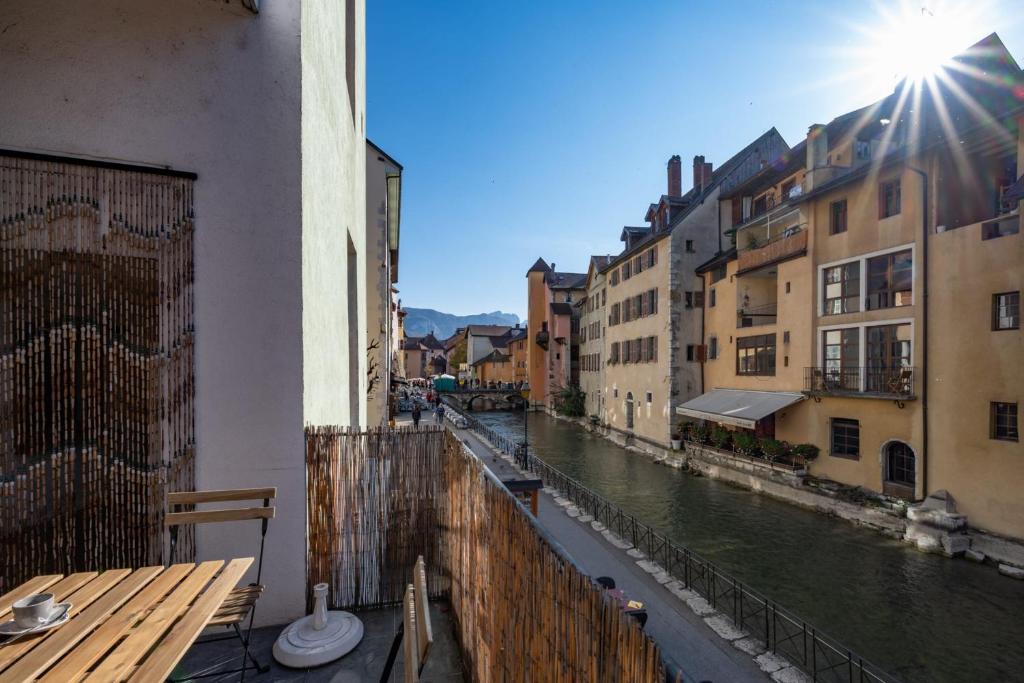 a view of a river from a balcony of a building at La Terrasse du Thiou - Location in Annecy