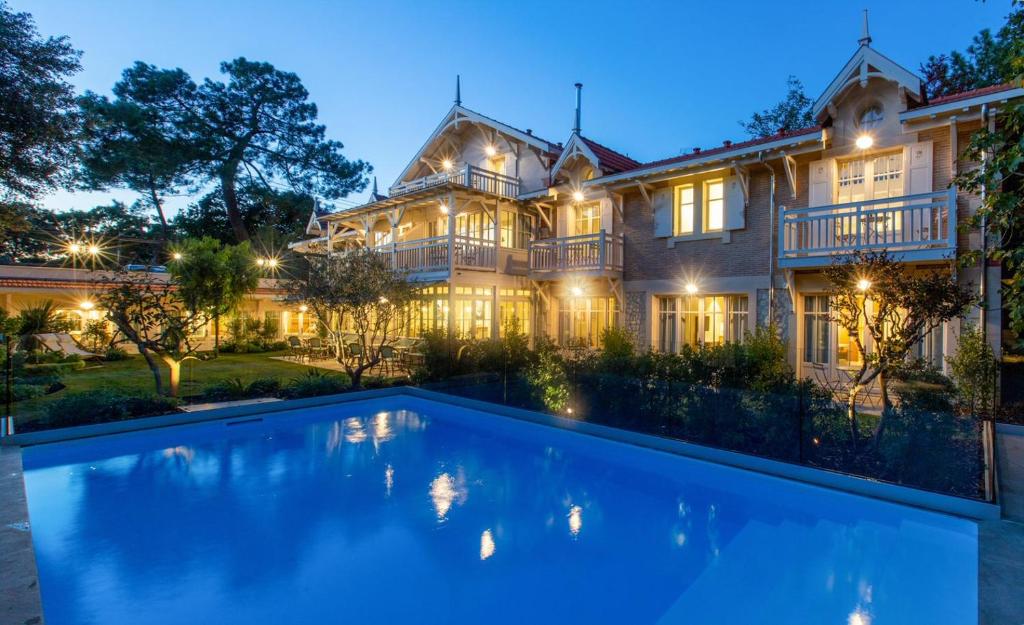 Bazén v ubytování La Villa du Moulleau nebo v jeho okolí