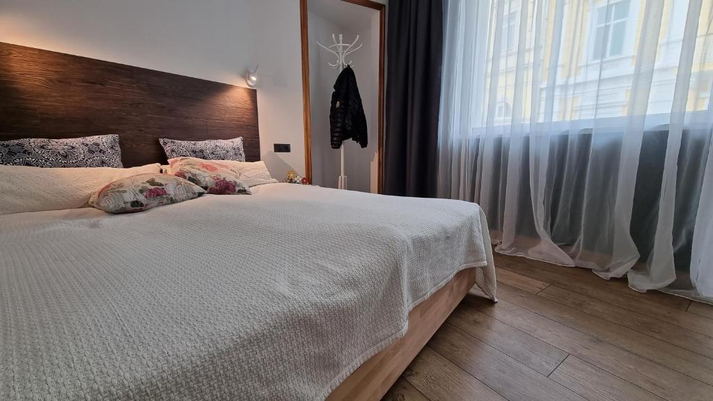 Postel nebo postele na pokoji v ubytování Old Town City Center Apartment