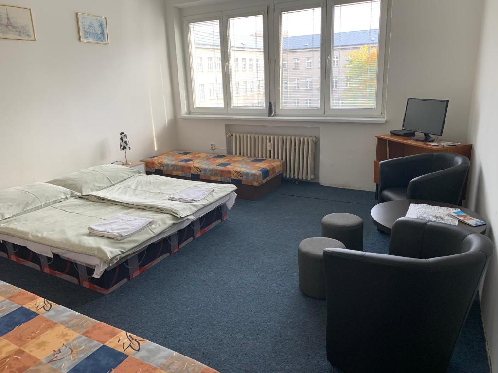 Habitación con 2 camas, mesa y sillas en Apartmány Bratislava, en Bratislava