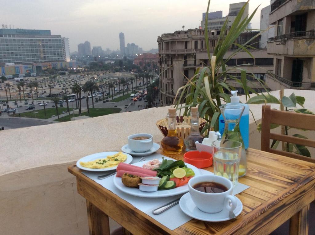 een dienblad met eten op een tafel op een balkon bij City Palace Hotel in Caïro