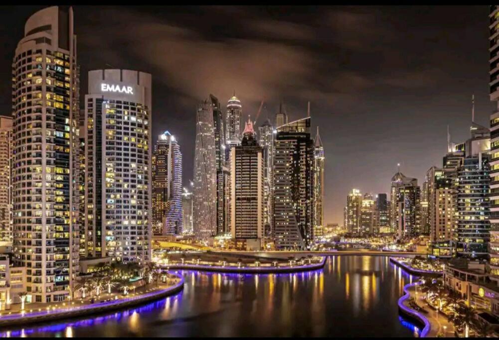 Nespecifikovaný výhled na destinaci Dubaj nebo výhled na město při pohledu z apartmánu