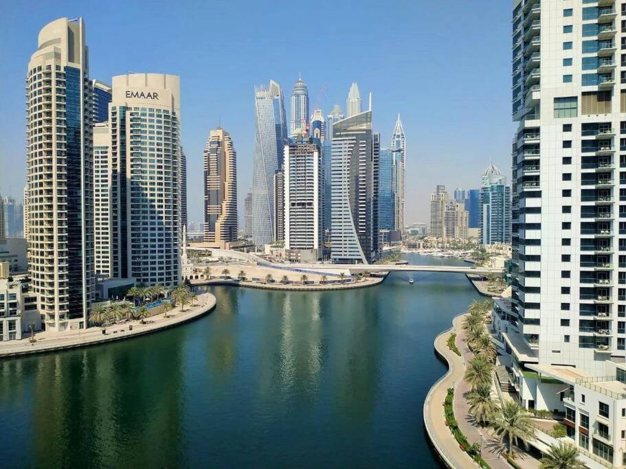 Nespecifikovaný výhled na destinaci Dubaj nebo výhled na město při pohledu z apartmánu