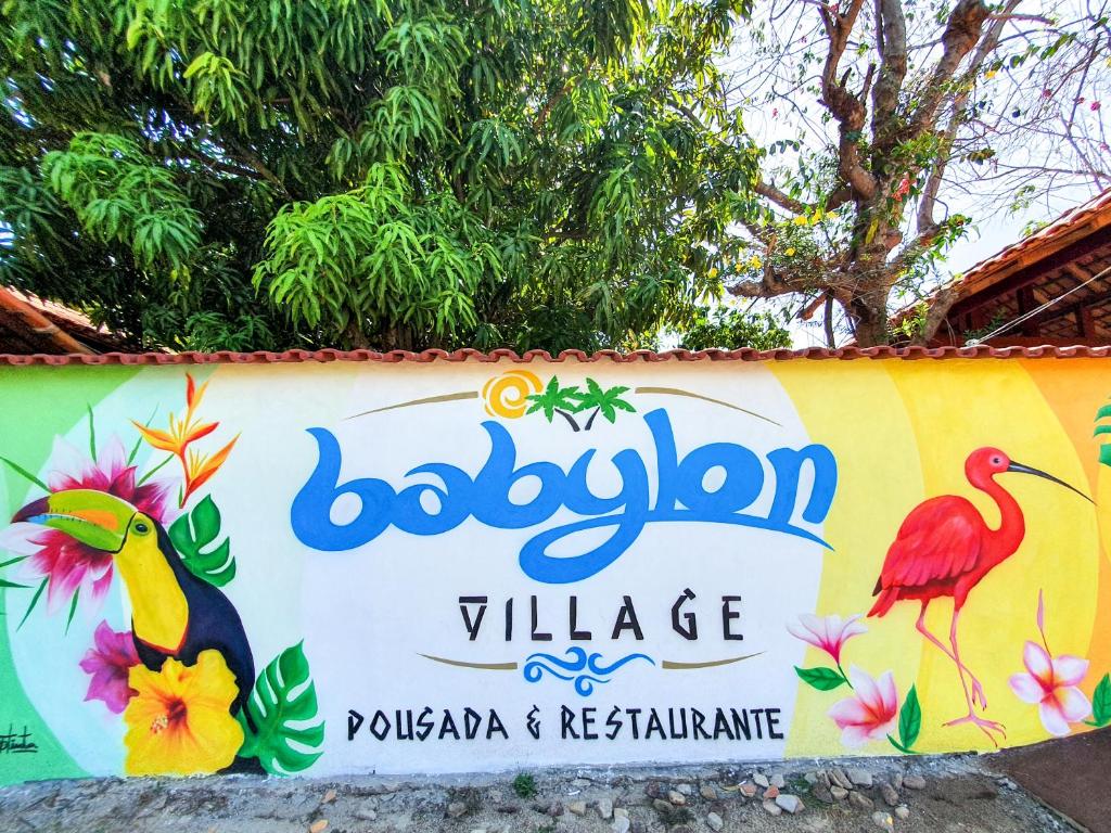 un cartel en la entrada de la aldea de Babylon en Babylon Village, en Algodoal