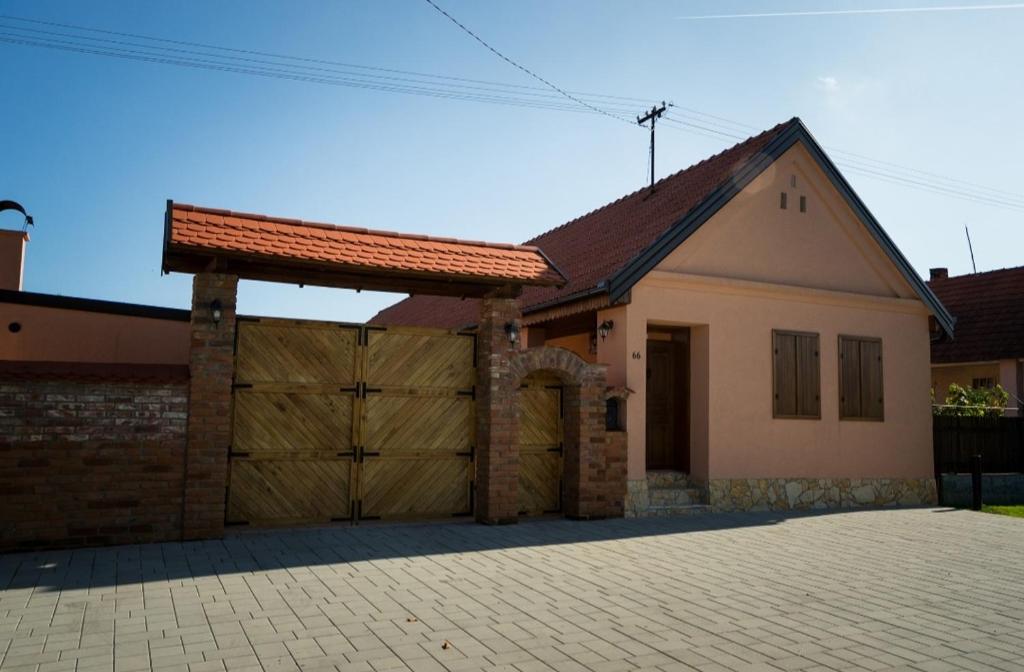 une maison avec une porte en bois et un garage dans l'établissement Kuca za odmor Poppke, à FeriÄanci
