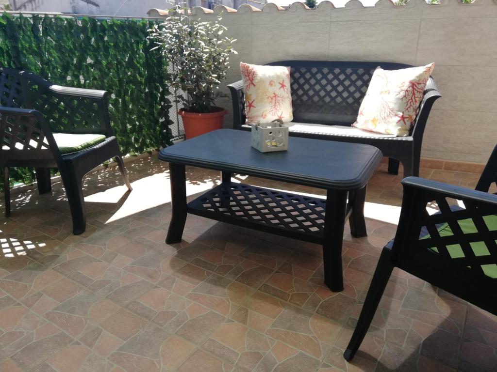 d'une terrasse avec 2 chaises, une table et un canapé. dans l'établissement Monte Granatico, à Villamassargia