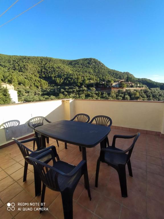 una mesa y sillas en un balcón con vistas en Les Fonts en Cabacés