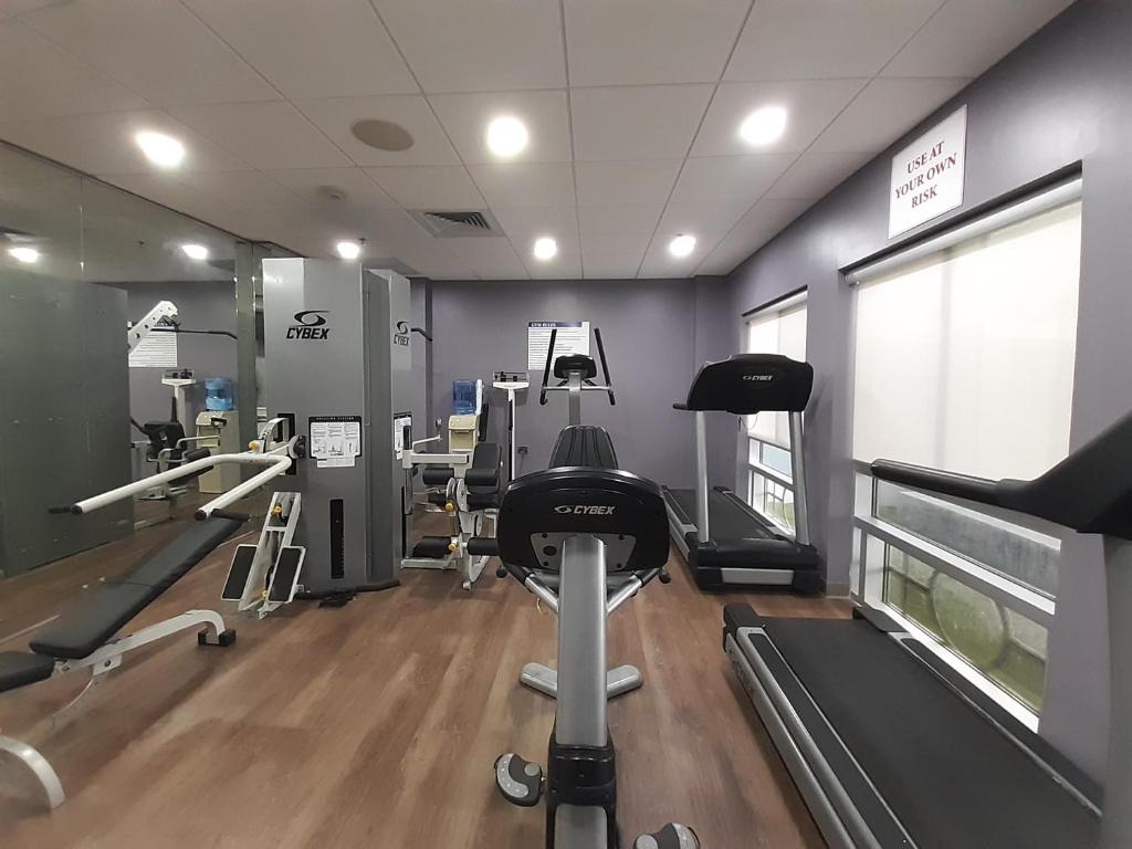 Fitness centrum a/nebo fitness zařízení v ubytování Holiday Inn Express Trincity by IHG
