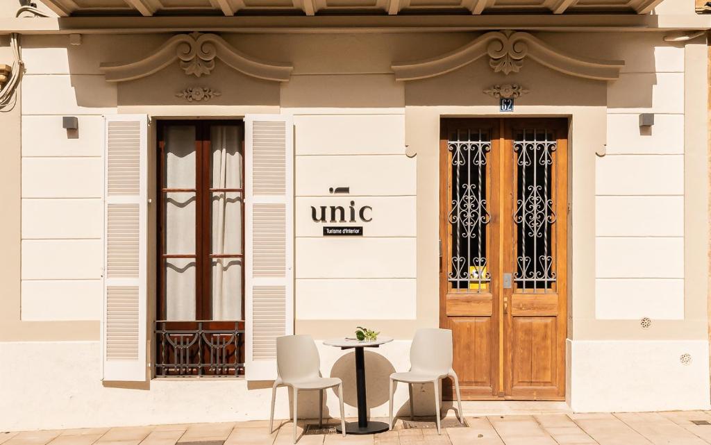 uma mesa e cadeiras em frente a um edifício em Unic - Turisme d'interior em Andratx