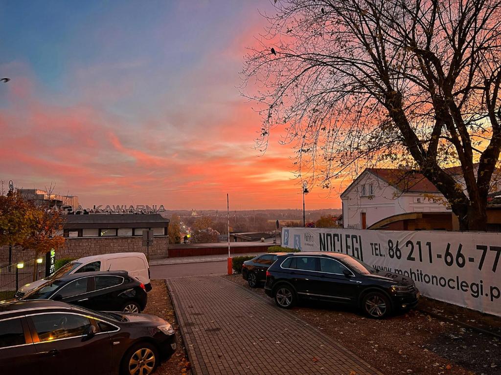 Východ nebo západ slunce při pohledu z bed and breakfast nebo okolí
