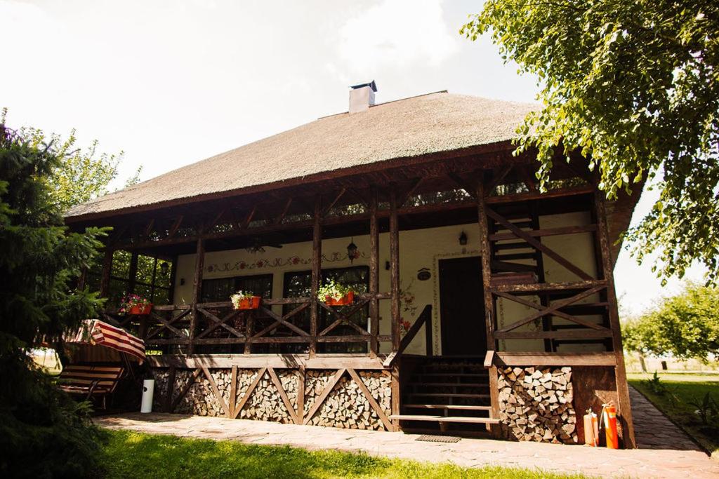 un grand bâtiment avec un toit avec des escaliers et une terrasse couverte dans l'établissement Relax villa, à Pirnove