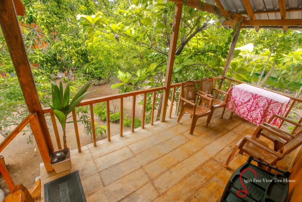 Balkón nebo terasa v ubytování Sigiriya Free View Tree House & Villa