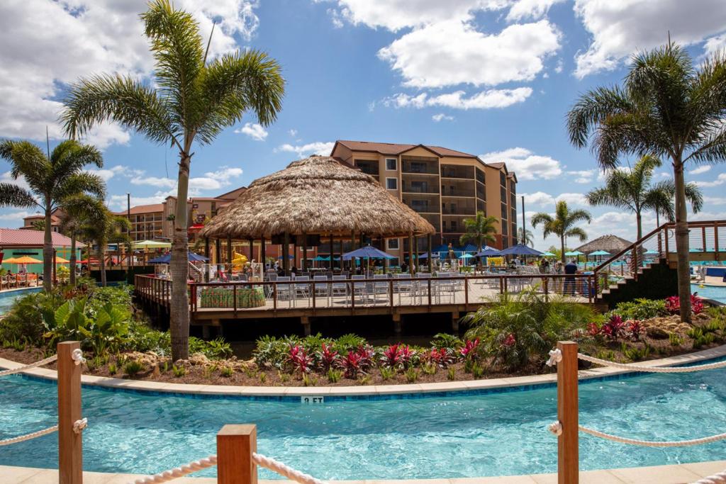 un resort con piscina e un resort di STUNNING CONDO NEAR UNIVERSAL STUDIOS a Orlando