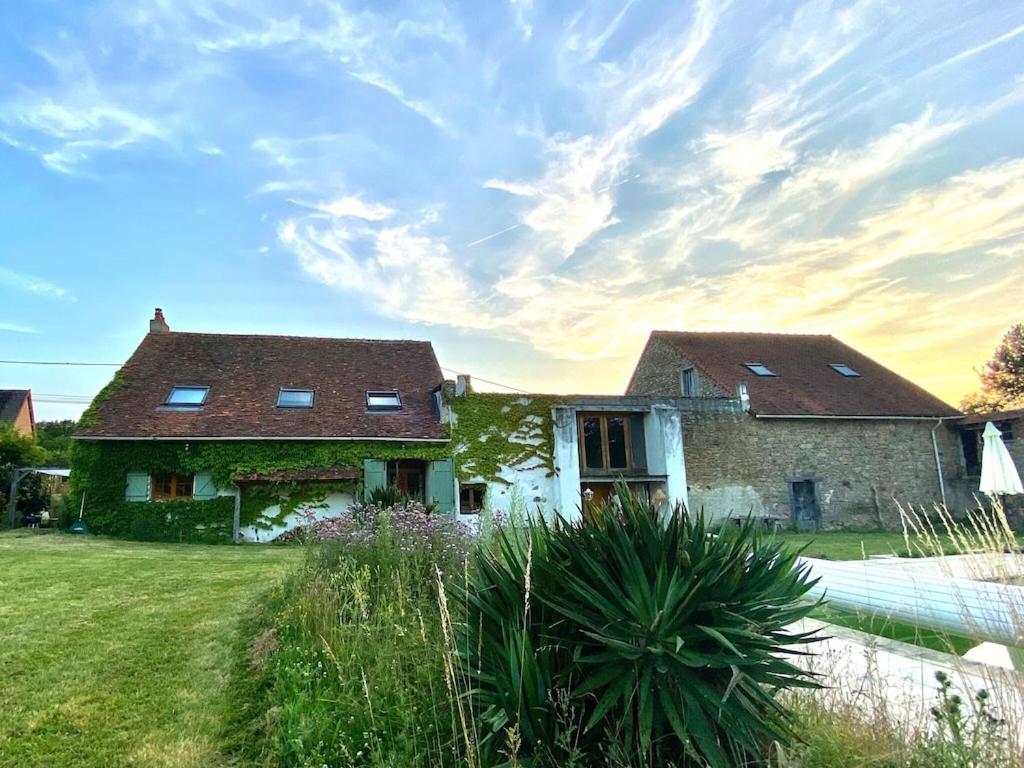Cosy Farmhouse in Lussac-les-églises with Swimming Pool