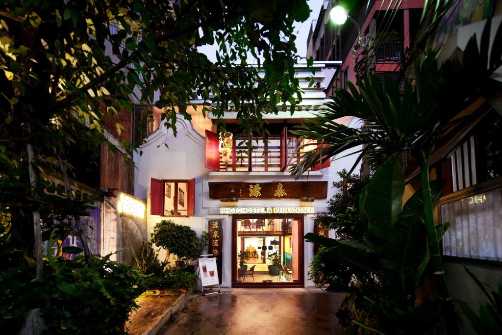 uma entrada para uma loja à noite em Photohostel em Bangkok