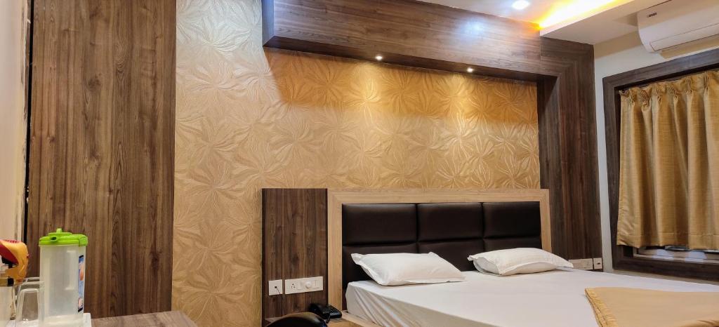 Postel nebo postele na pokoji v ubytování Hotel Guru Estate