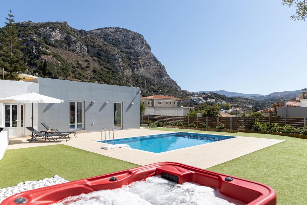una piscina en el patio de una casa en Villa Neonis, en Spílion