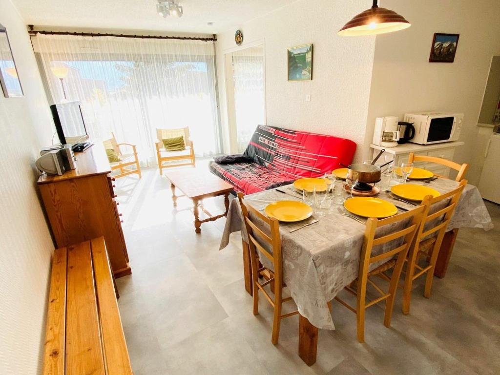 Restaurant o un lloc per menjar a Appartement Les Deux Alpes, 2 pièces, 6 personnes - FR-1-516-10